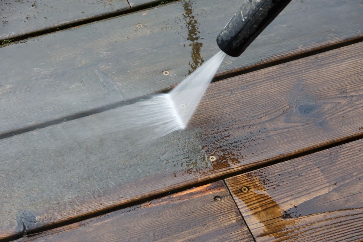 Wood deck floor cleaning with High Pressure Water Jet